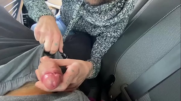 Chico gay recibe semen en la boca de un amigo heterosexual